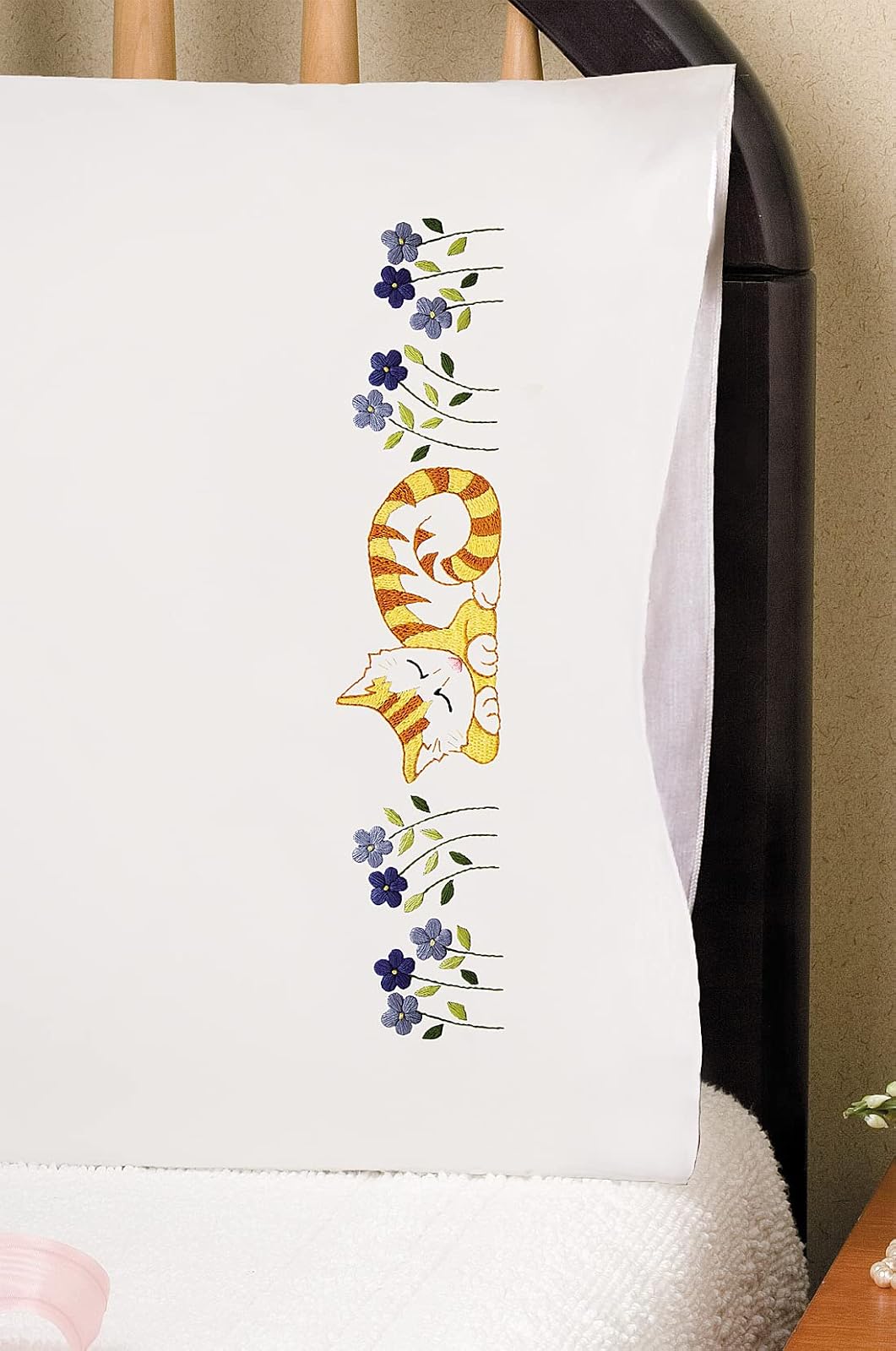 Design Works Crafts Tobin Cat Nap Stamped for Embroidery Pillowcases