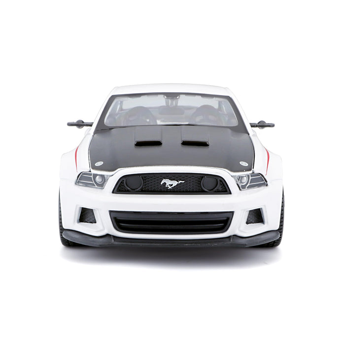 Maisto 31506W 1:24 2014 Ford Mustang Street Racer, Assorted Colours, Blanco